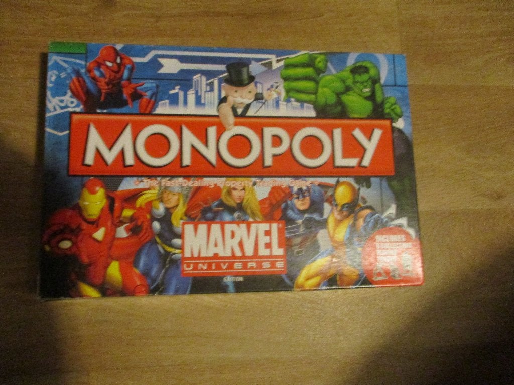jeu de plateau appelé Monopoly Marvel Universe Monopoly, 1 ou 2 joueurs, Enlèvement ou Envoi, Comme neuf, Monopoly