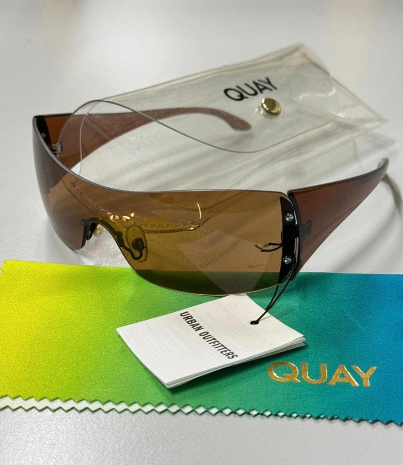Nieuw Zonnebril dames meisjes vrouwen donker geel Quay Urban, Ophalen of Verzenden, Nieuw, Geel, Zonnebril