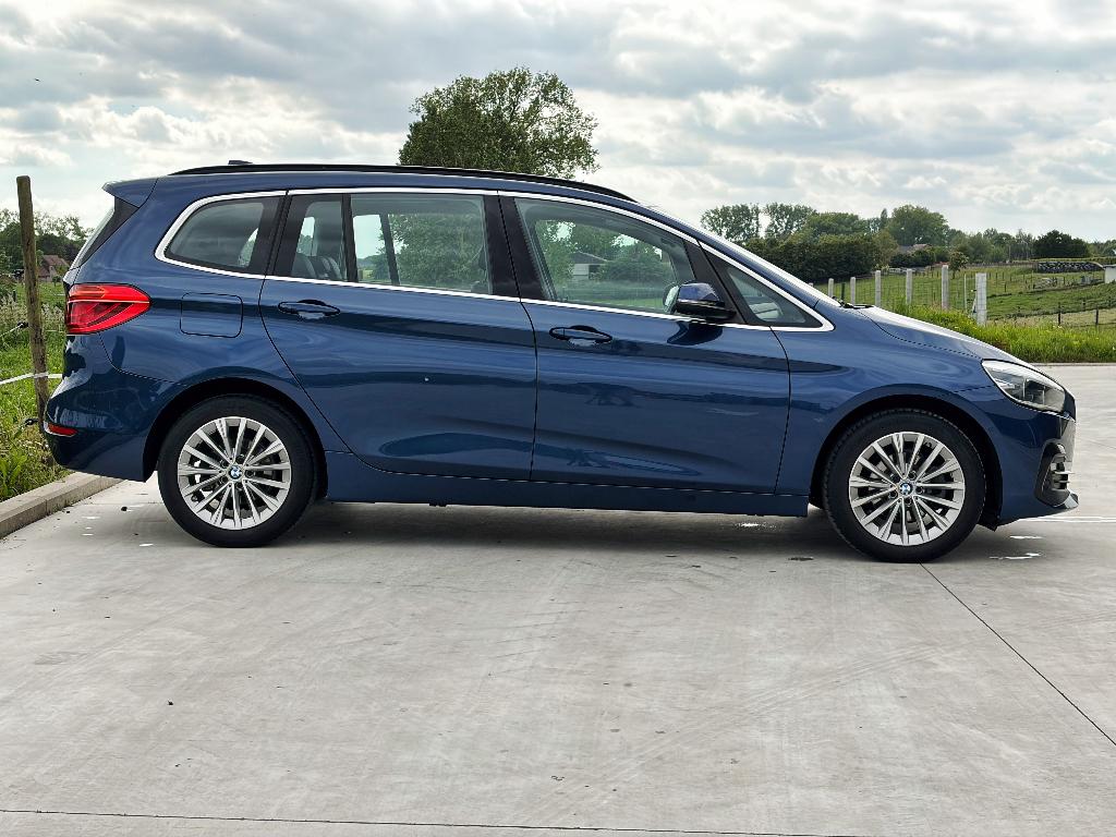 BMW 216i - 2021 - 92.787km - 7 ZIT - CAMERA - LEDER, Auto's, BMW, Voorwielaandrijving, Monovolume, Blauw, 7 zetels