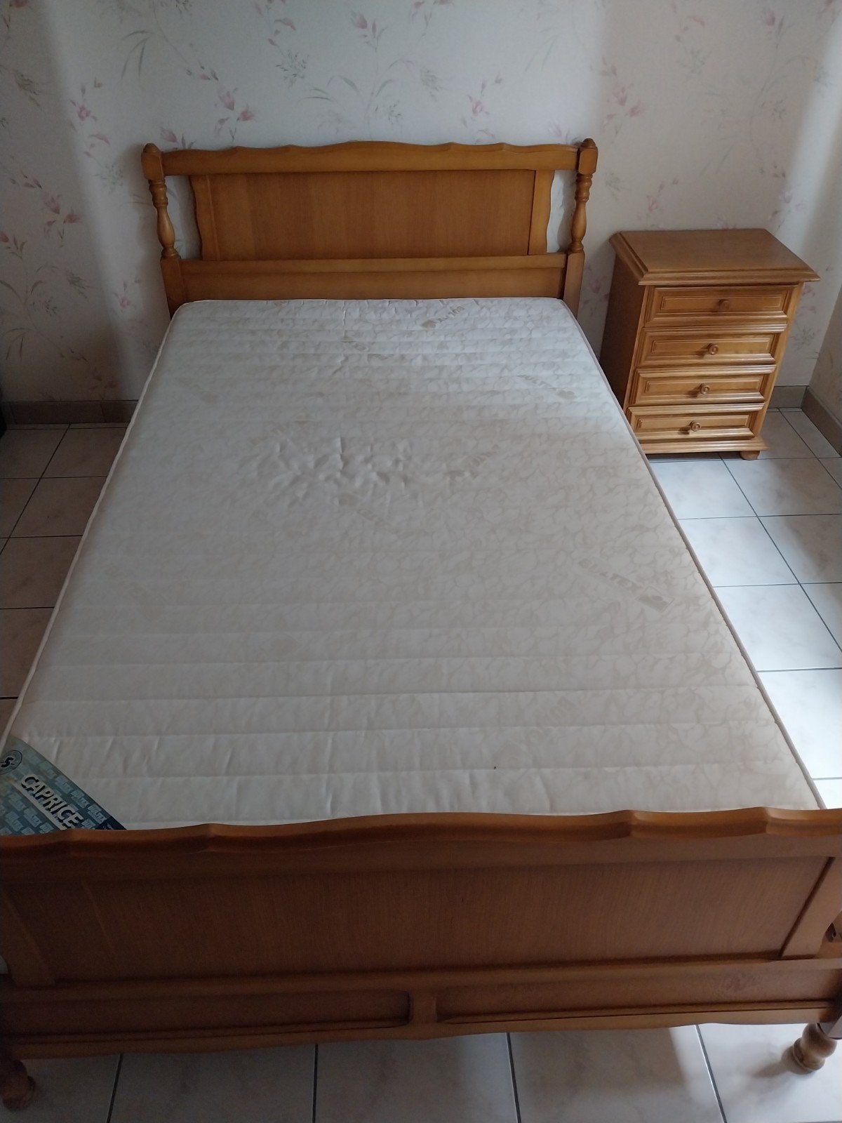 Bed, nachtkastje en kleerkast, Huis en Inrichting, Ophalen, Zo goed als nieuw, Hout