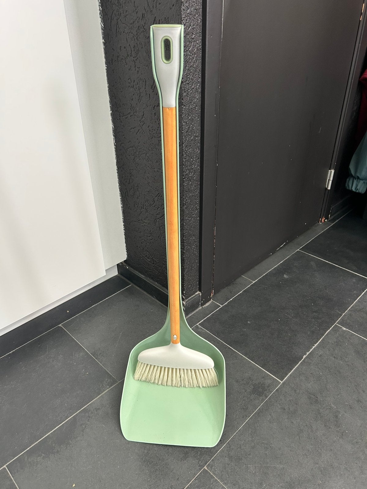 Staande veger en blik merk Vigar, Huis en Inrichting, Ophalen, Bezem of Borstel