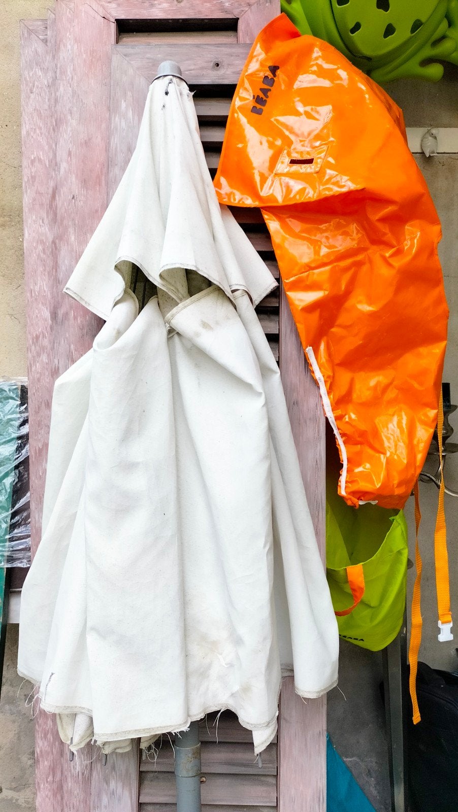 Witte parasol om te geven plus witte betonnen voet, Tuin en Terras, Ophalen