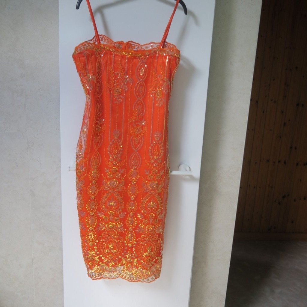 Kleedje oranje met pailletjes met sjaal Maatwerk mt 40, Maat 38/40 (M), Maatwerk, Ophalen of Verzenden, Zo goed als nieuw