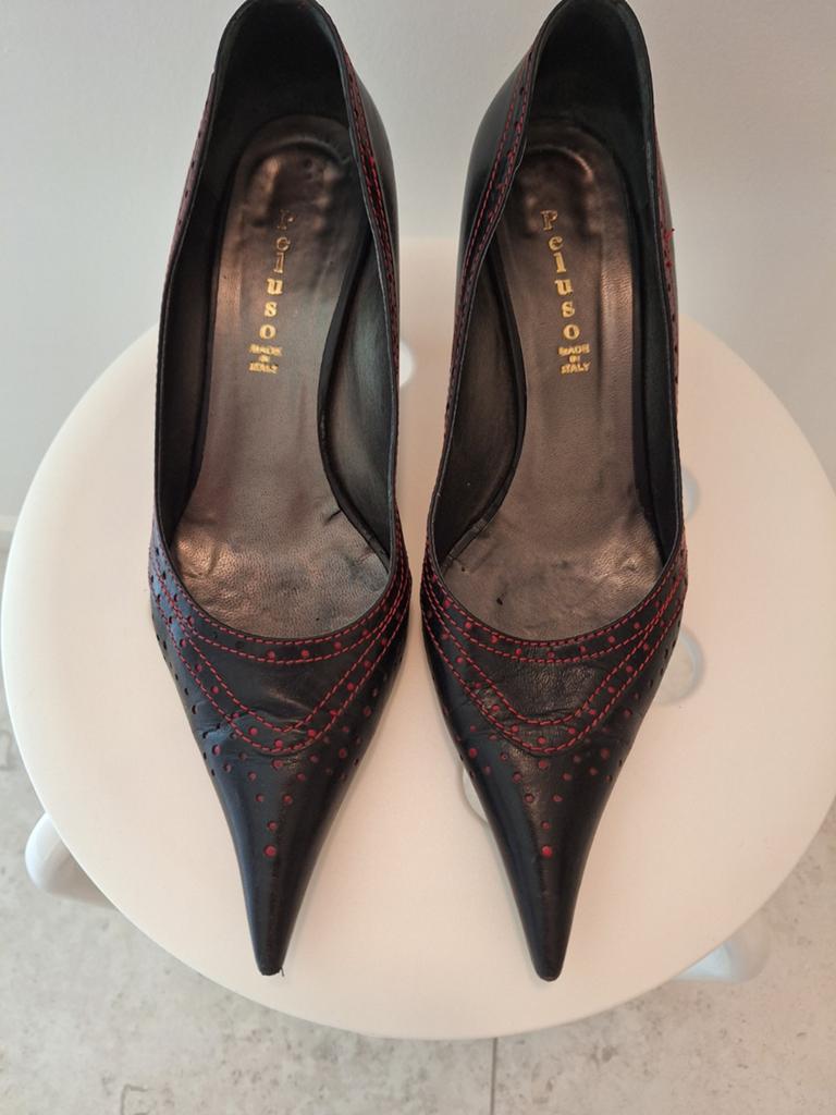 Pump zwat met rode stiksels maat 38, Ophalen, Pumps, Zwart, Zo goed als nieuw