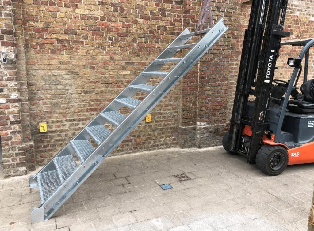 Galvanisé trap voor hoogte van 1,5 tot 2,6 meter, Doe-het-zelf en Bouw, Ophalen, Gebruikt, Trap