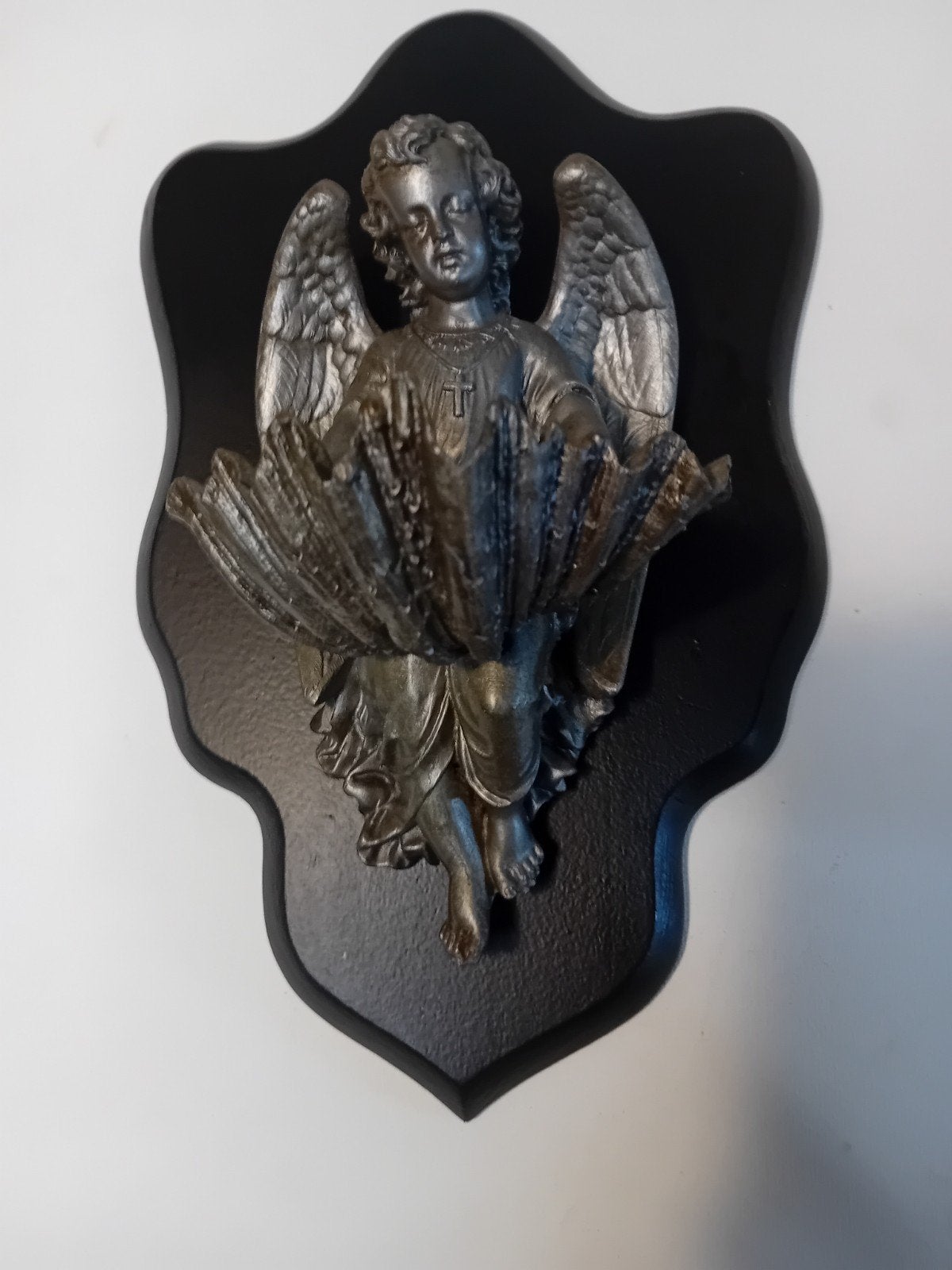 Oude muurfontein met wijwater Angel in Regulus, Verzenden