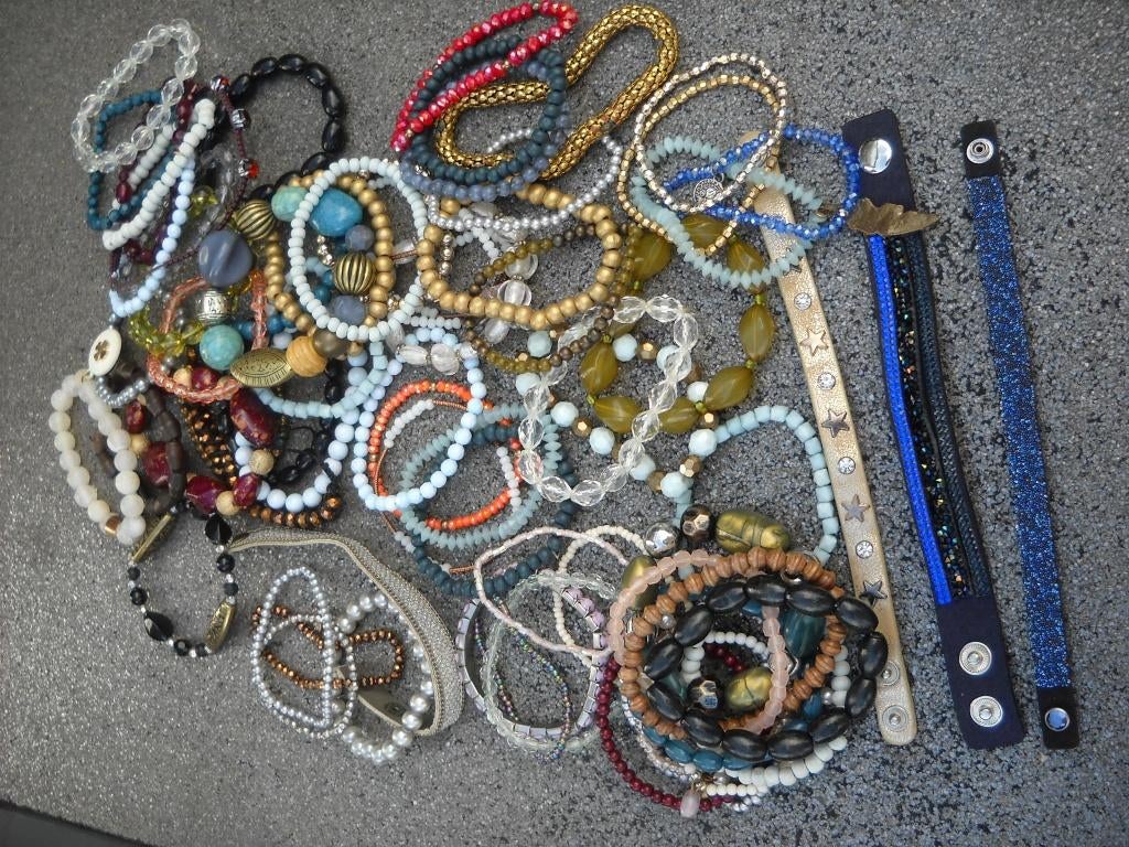 pakket van 60 armbanden-meeste zijn nieuw, Kleding | Dames, Overige Dameskleding, Ophalen, Zo goed als nieuw