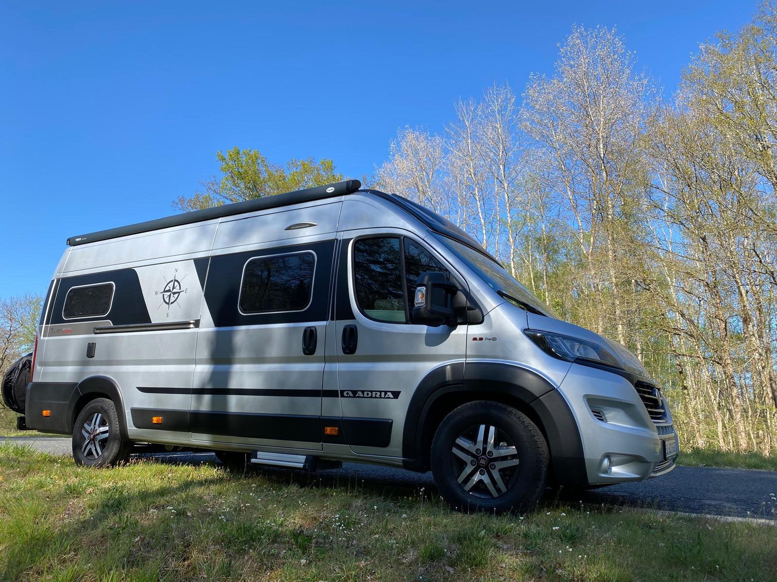 Adria Twin 640 SGX, Caravanes & Camping, Toilette à cassette, Boîte manuelle, Roue de secours, Diesel
