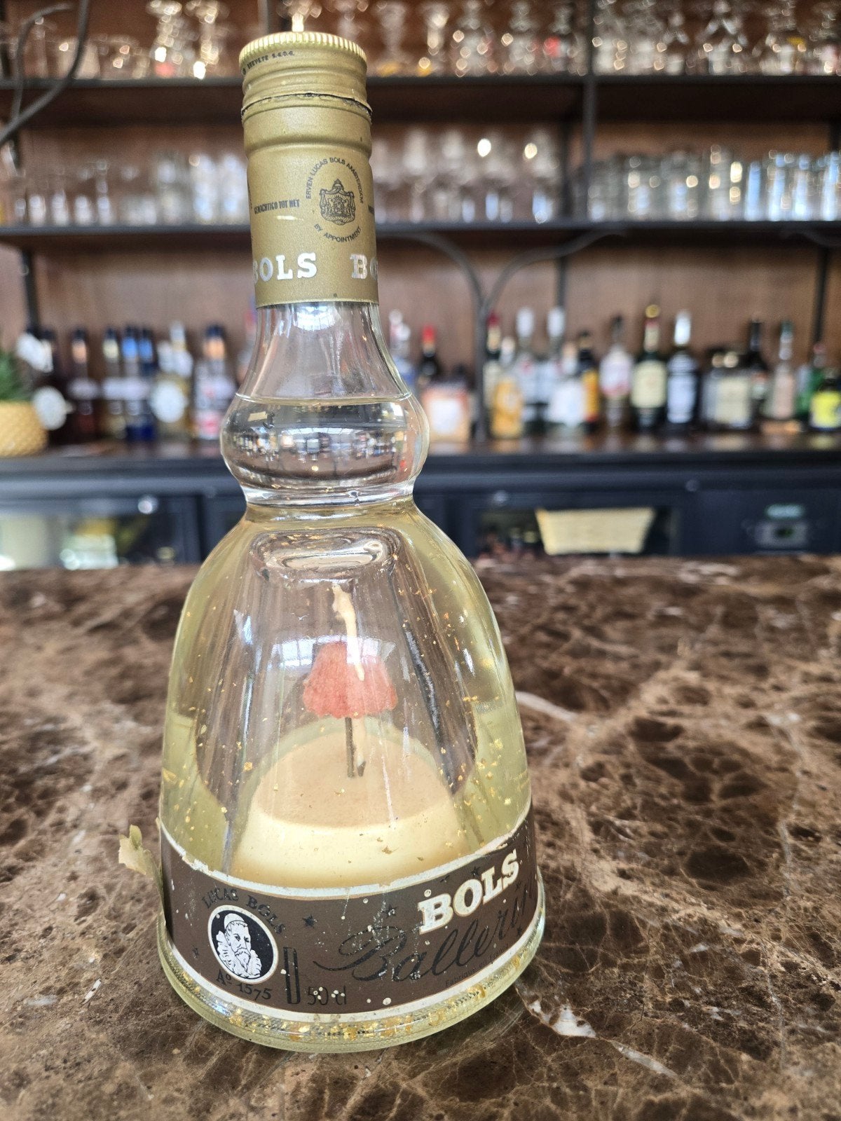 Bols met ballerina., Enlèvement