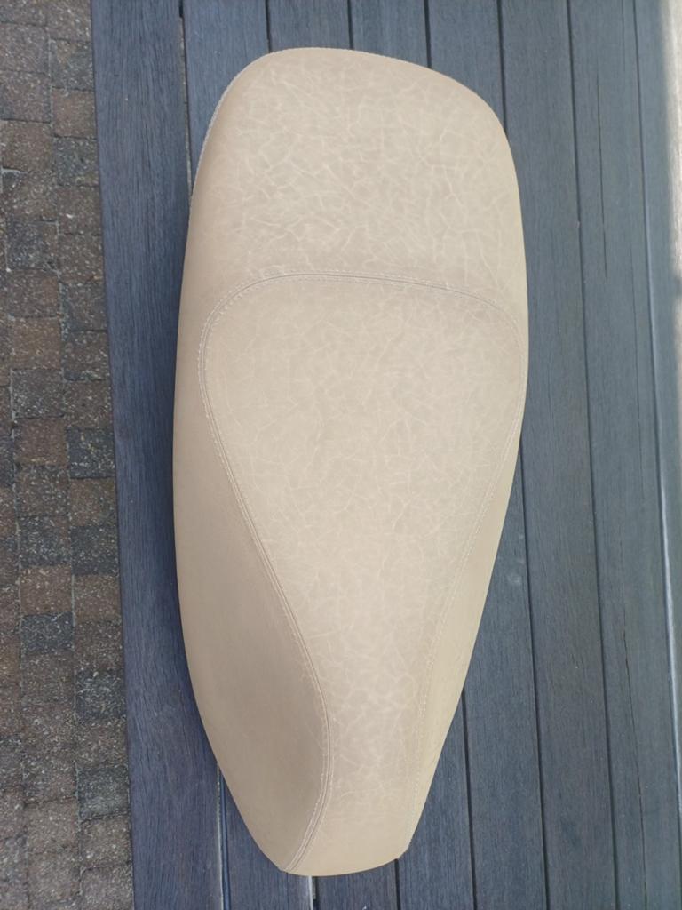 Vespa GTS zadels, 1 beige en 1 zwart, Motoren, Particulier