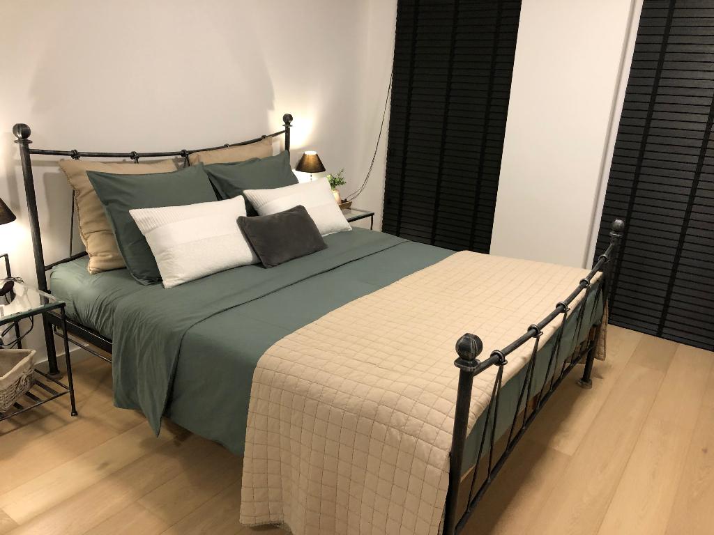 Bed metaal zwart inclusief nachtkastjes en lattenbodem, Huis en Inrichting, Slaapkamer | Bedden, Ophalen, Verstelbaar, Zwart, Tweepersoons