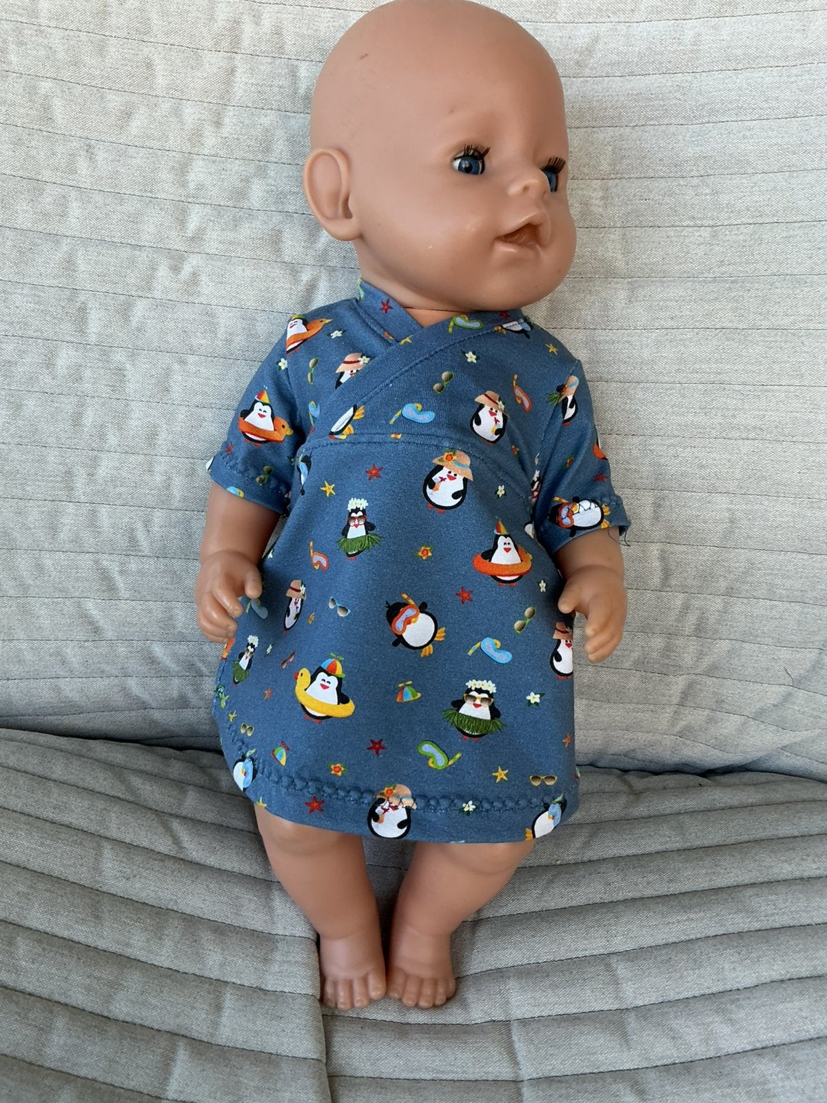 135. Babyborn: Nieuw blauw tricot jurkje met pinguïns, Ophalen of Verzenden, Nieuw, Babypop