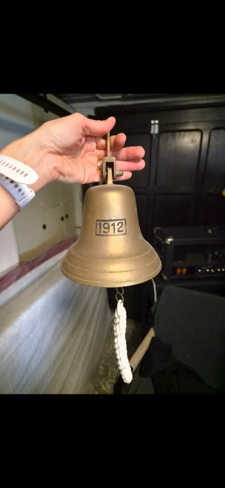 Cloche de navire vintage en laiton et titane 1912, Maison & Meubles, Enlèvement ou Envoi, Comme neuf, Sans fil