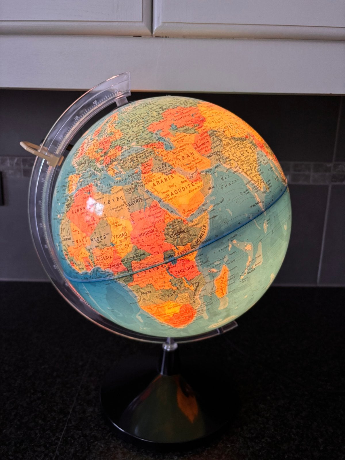 Wereldbol 30 cm diameter met licht, Huis en Inrichting, Ophalen of Verzenden, Draaibaar, Zo goed als nieuw, 30 cm