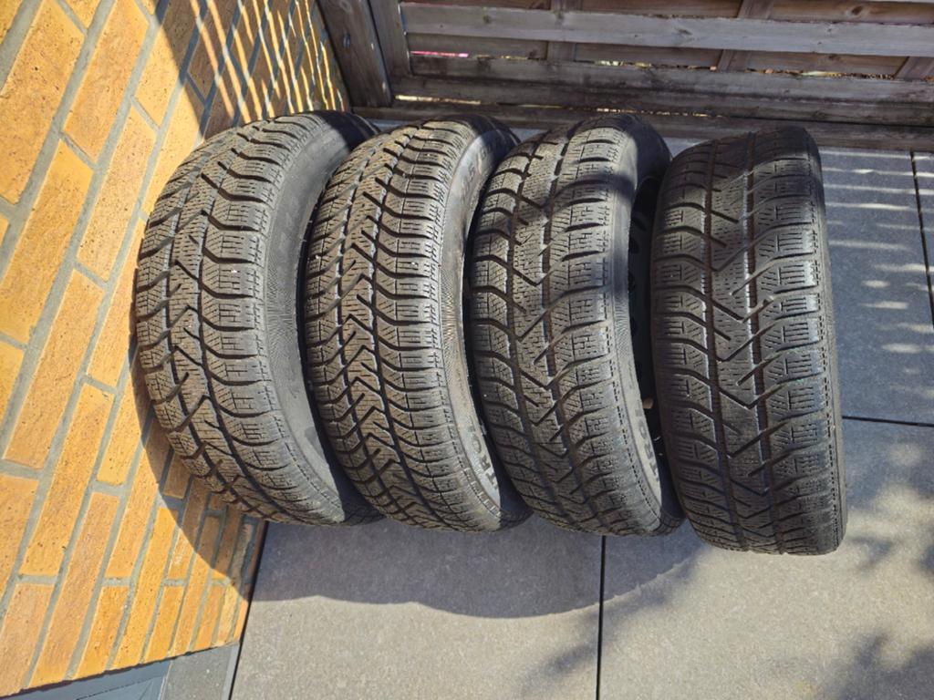 Te koop 4 winterbanden, Auto-onderdelen, Banden en Velgen, Velg(en), Winterbanden, Ophalen