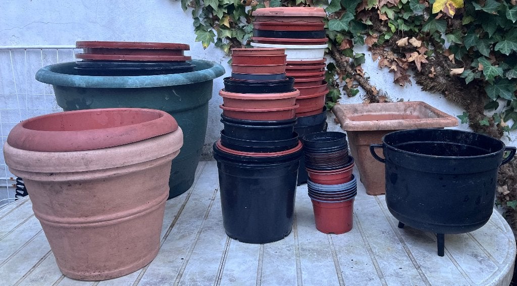 Lot 66 bloempotten buiten terracotta plastic plantenpot, Tuin en Terras, Ophalen, Overige materialen, Gebruikt, Rond