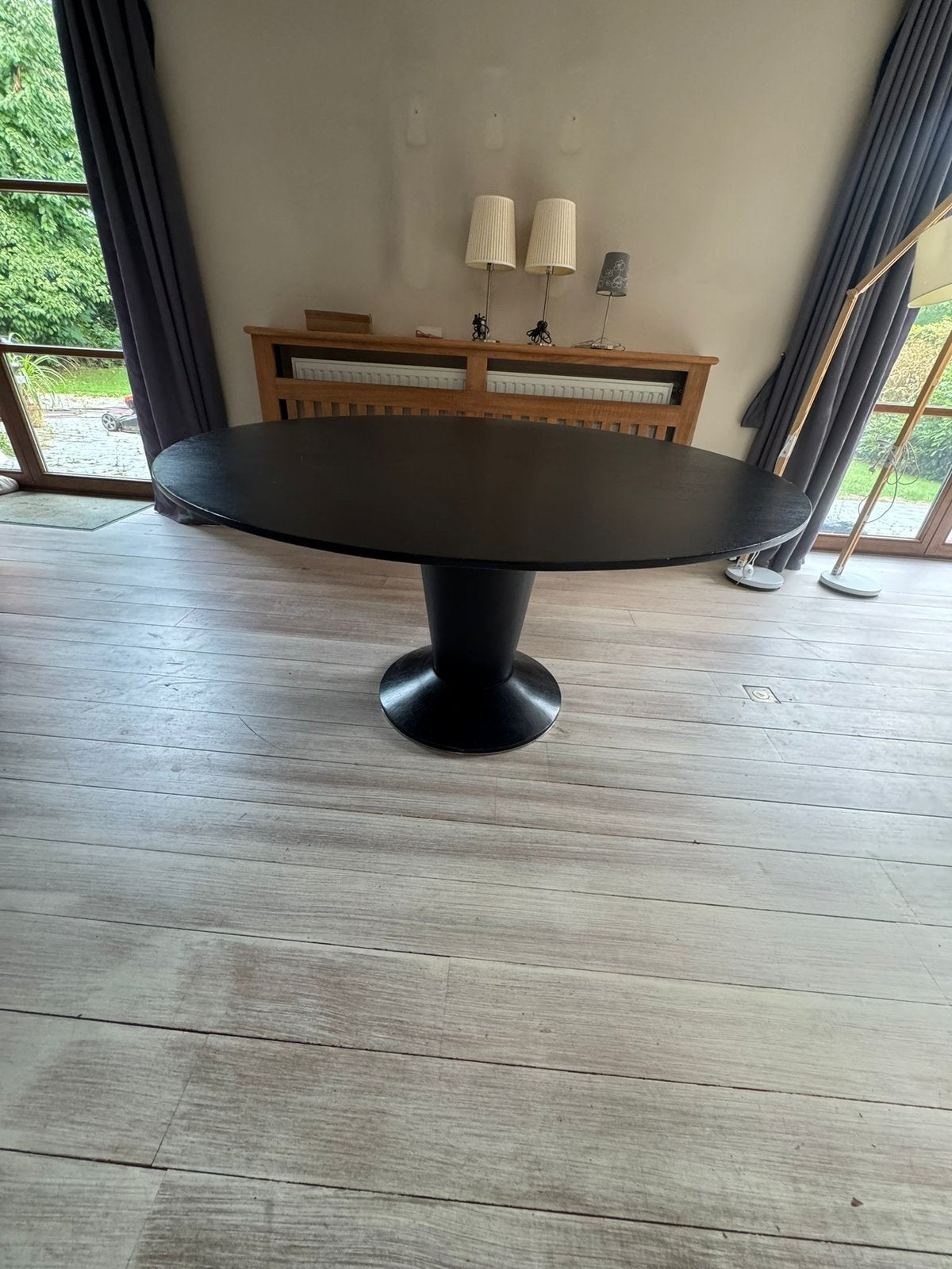Table ronde en bois massif noir – Ø 150 cm, Rond, Enlèvement, Utilisé, Autres essences de bois