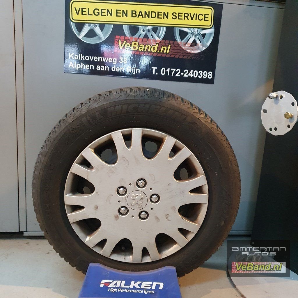 Winterbanden en stalen velgen Peugeot 3008, Auto-onderdelen, Banden en Velgen, Ophalen, -, Banden en Velgen, Winterbanden