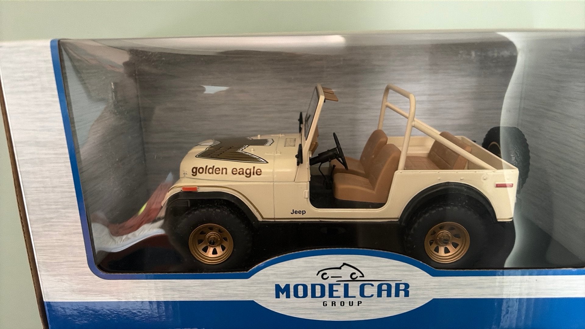Jeep golden eagle 1/18, Hobby en Vrije tijd, Modelauto's | 1:18, Ophalen of Verzenden, Zo goed als nieuw