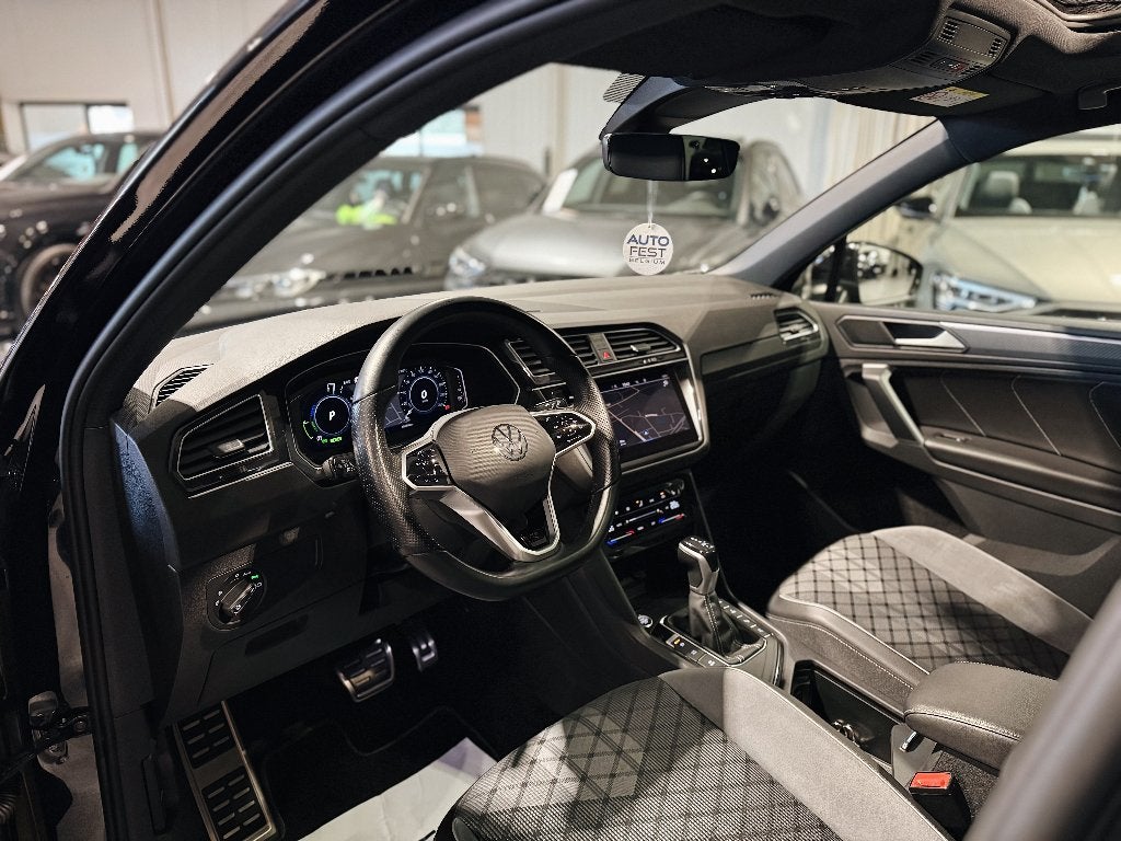 Volkswagen Tiguan E-Hybrid R-Line Full Black - Garantie, Auto's, 42 g/km, Zwart, 5 zetels, 5 deurs