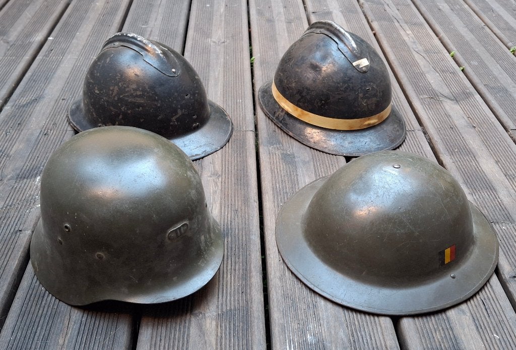 Lot de 4 casques militaires et civils anciens - Militaria, Enlèvement ou Envoi, Armée de terre, Casque ou Béret