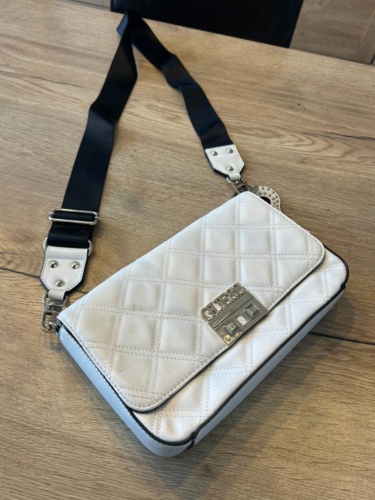 Handtas Guess, Handtassen en Accessoires, Tassen | Schoudertassen, Wit, Zo goed als nieuw, Leer, Ophalen