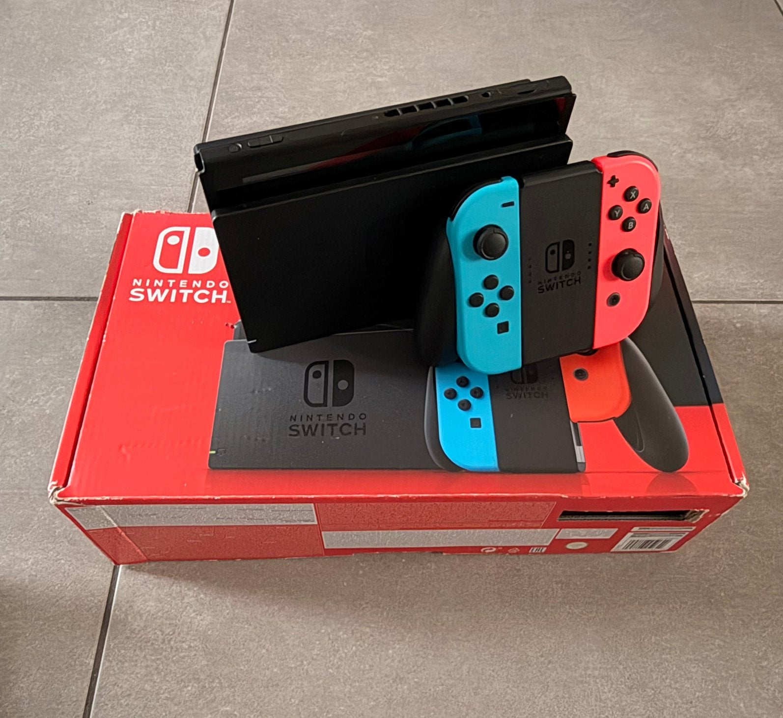 Nintendo Switch V1 (Neon Rood/Blauw), Games en Spelcomputers, Ophalen, Zo goed als nieuw, Switch Original, Met 3 controllers of meer