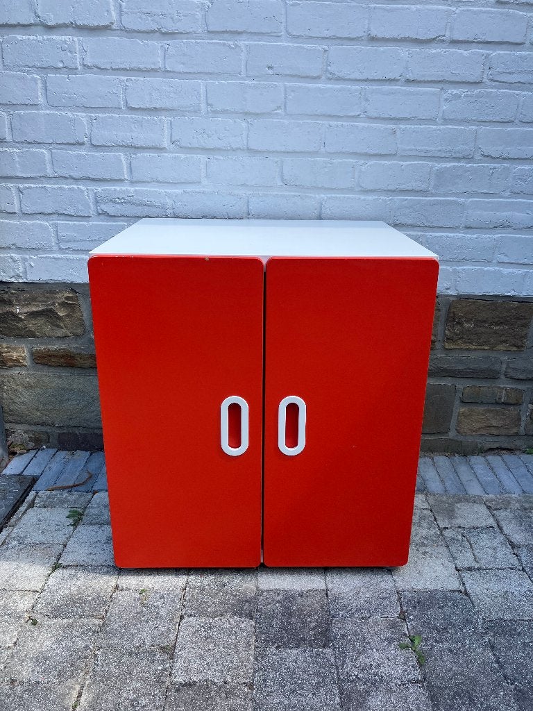 Lage Ikea-kast (rood), Ophalen