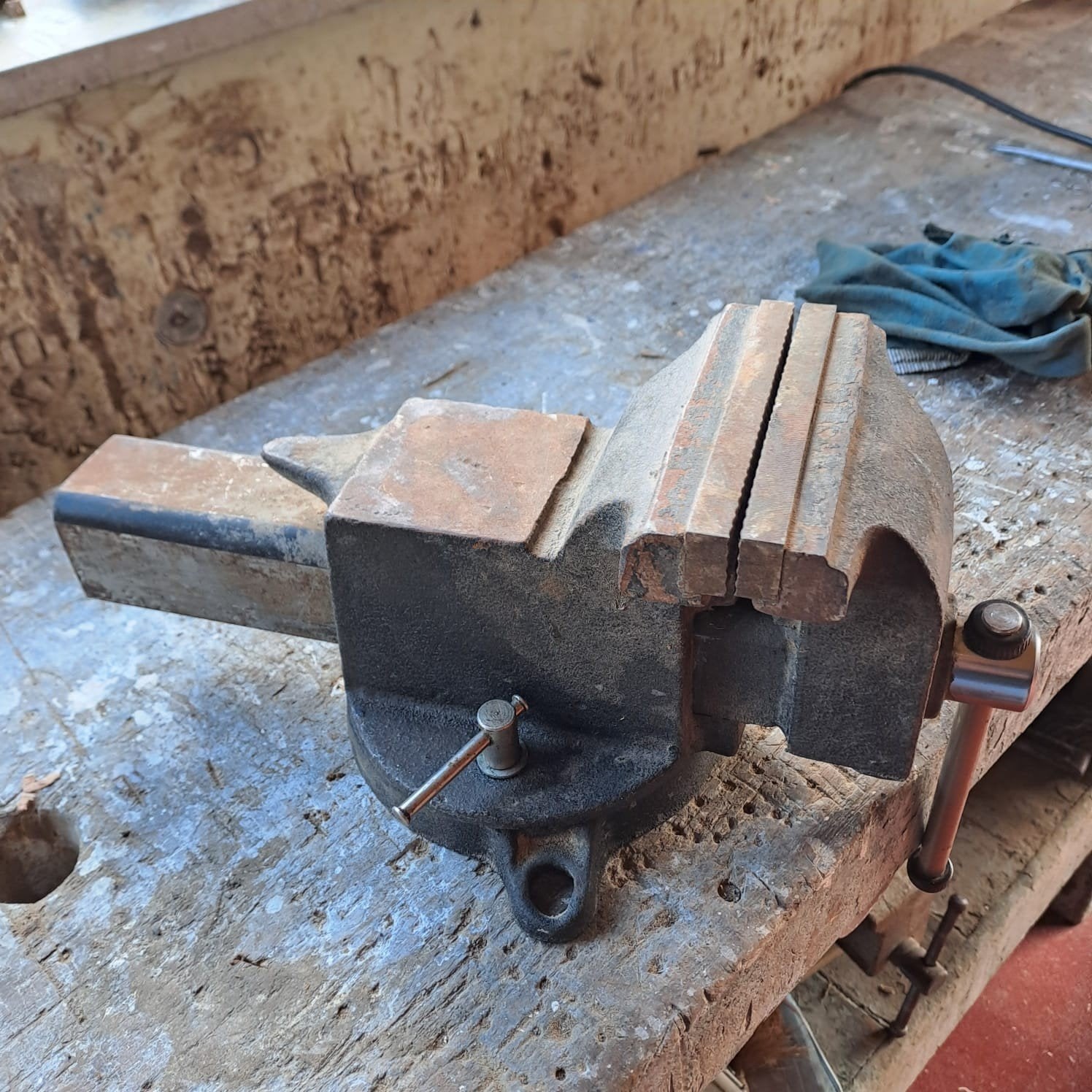 Bankschroef met draaiende voet, Doe-het-zelf en Bouw, Werkbanken, Ophalen, Bankschroef