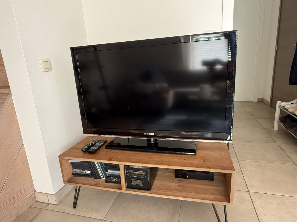Industriële tv kast in hout, Ophalen