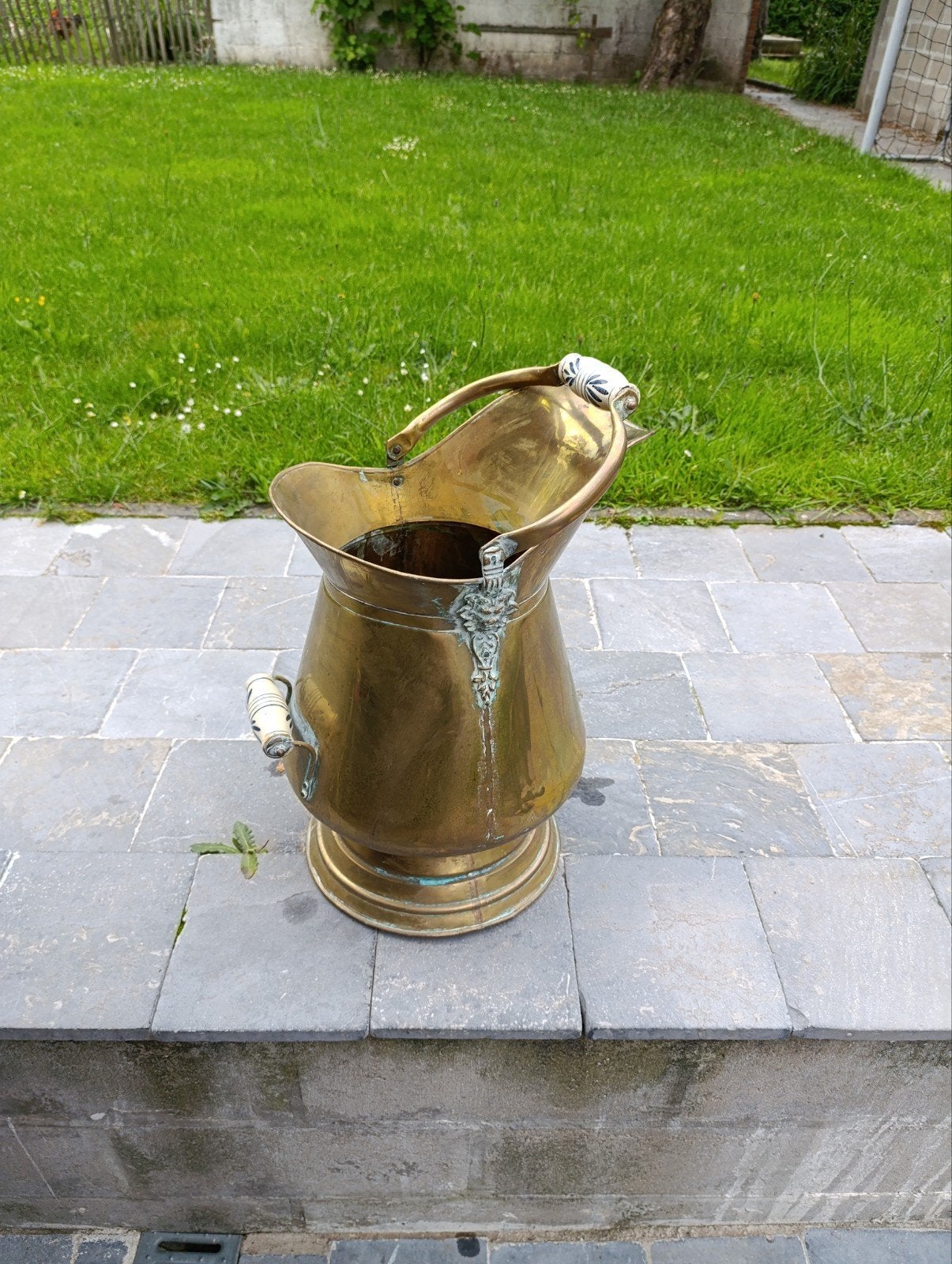 Koperen ketel paraplu bak, Ophalen