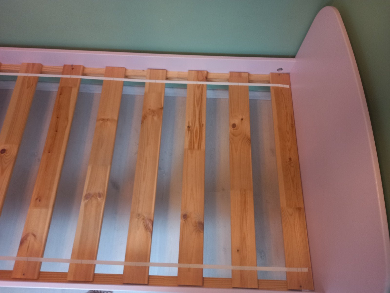 bed roze meisje eenpersoons, Huis en Inrichting, Slaapkamer | Bedden, Ophalen, 90 cm, Zo goed als nieuw, Hout