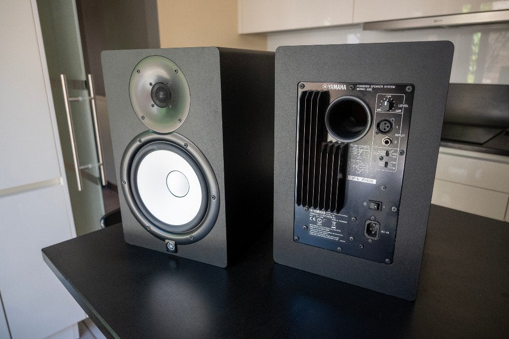 Yamaha HS8 x2 Studio monitoren + standaarden, Gebruikt, 60 tot 120 watt, Front, Rear of Stereo speakers, Ophalen