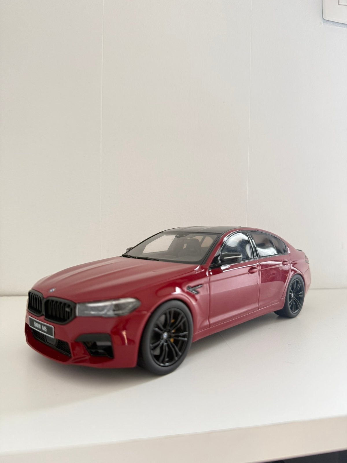 GT Spirit BMW M5 (F90) Competition Imola Red 1:18, Ophalen, Nieuw, Auto, Overige merken