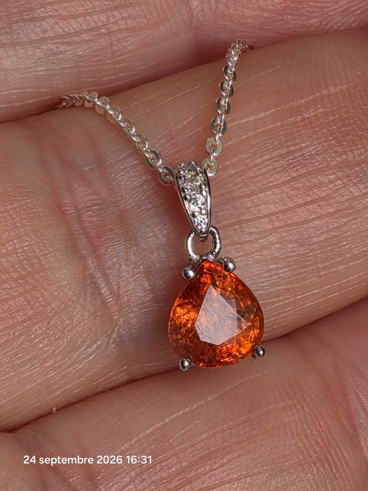 Pendentif en argent sterling avec beau saphir de Madagascar, Neuf, Enlèvement, Avec pierre précieuse, Orange