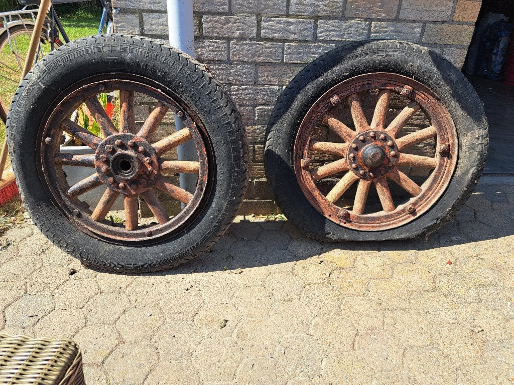 2 wagenwielen met houten spalken, Ophalen