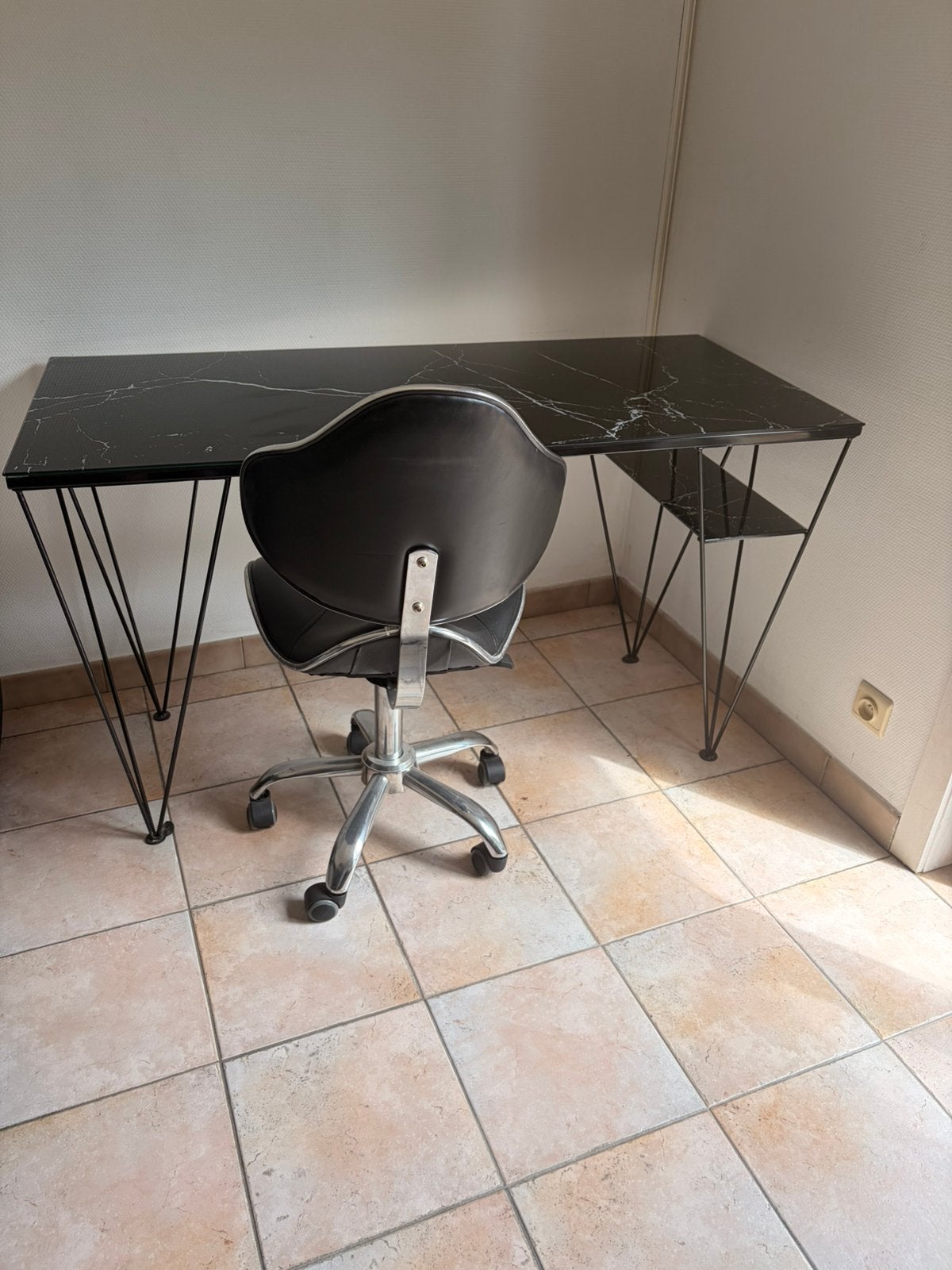 Bureau met marmer motief en ergonomische bureaustoel, Huis en Inrichting, Bureaus, Ophalen, Zo goed als nieuw