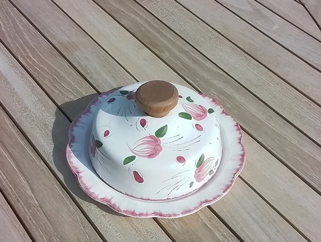 Aardewerk schaal met stolp - Roze bloemen: 20.5 diameter, Ophalen of Verzenden, Gebruikt, Met deksel