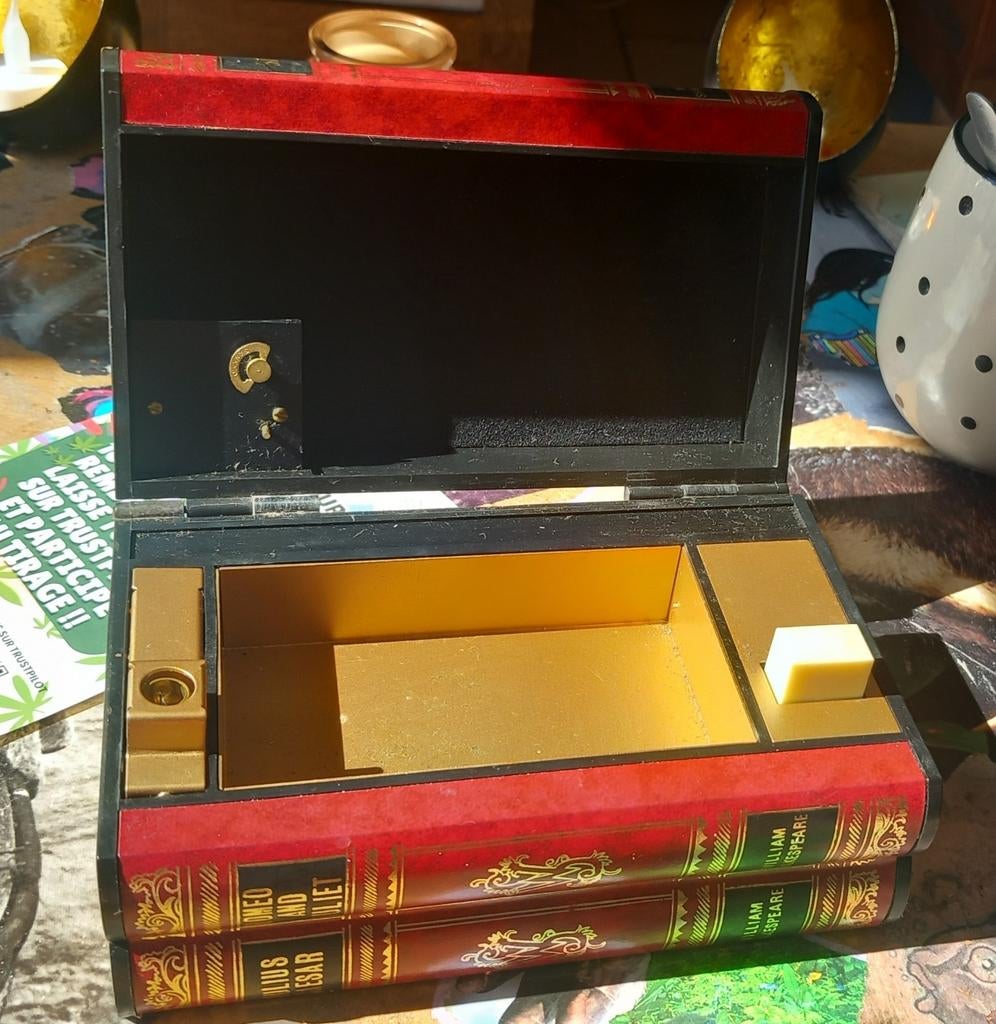Boîte à musique / coffret secret  3 livres, Enlèvement ou Envoi