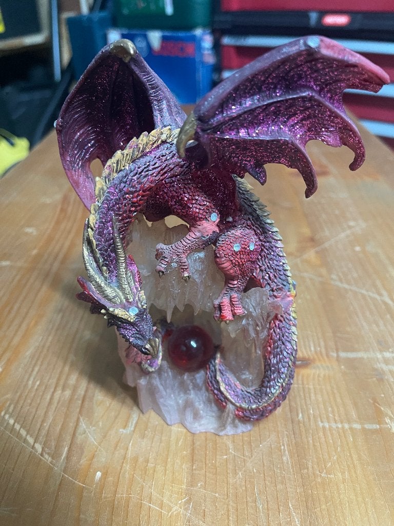 Figurine dragon rougeviolet avec cristal et boule, Collections, Enlèvement, Comme neuf, Fantasy