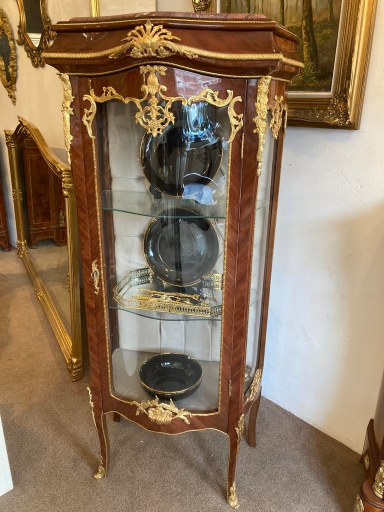 Prachtige gebogen vitrine vol met  brons, Ophalen