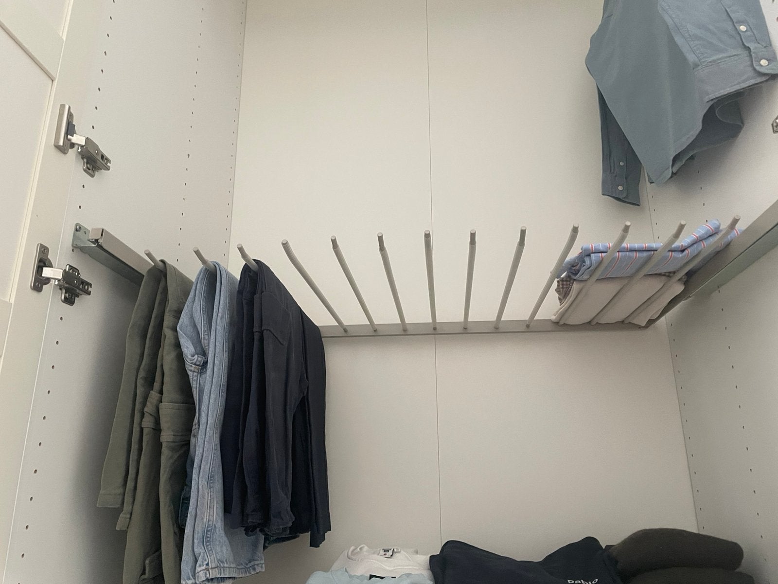 Range pantalons ikea pax, Vêtements | Femmes, Enlèvement, Comme neuf