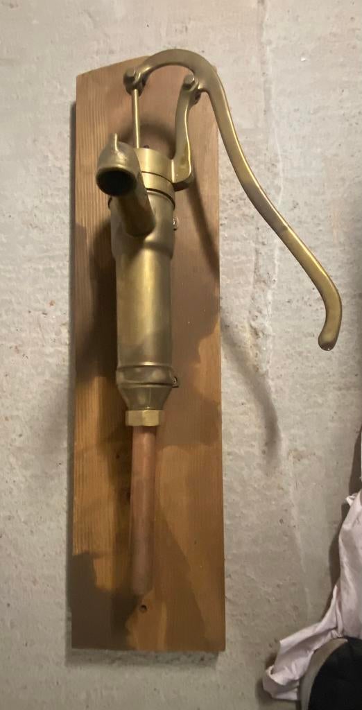 Waterpomp koper op voleiken hout, Enlèvement, Comme neuf