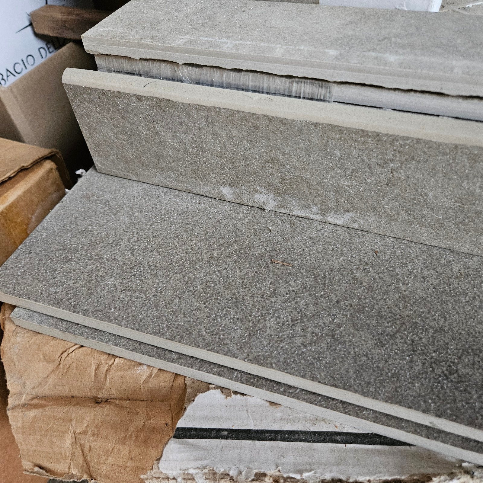 Carrelage gris 60x60 de 5,5 m² avec plinthes assorties, Neuf, Carrelage de sol, Céramique, Enlèvement