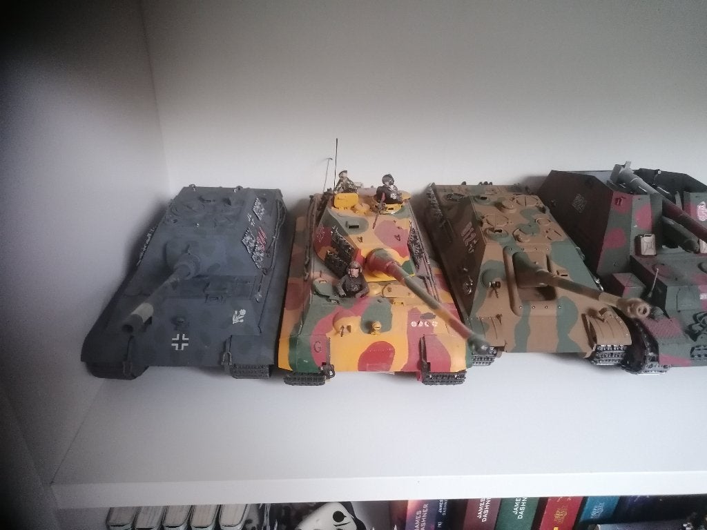 WW2 - 10 Chars Allemands 1/35 + Livre Marabout Rommel, Hobby en Vrije tijd, Modelbouw | Auto's en Voertuigen, Zo goed als nieuw