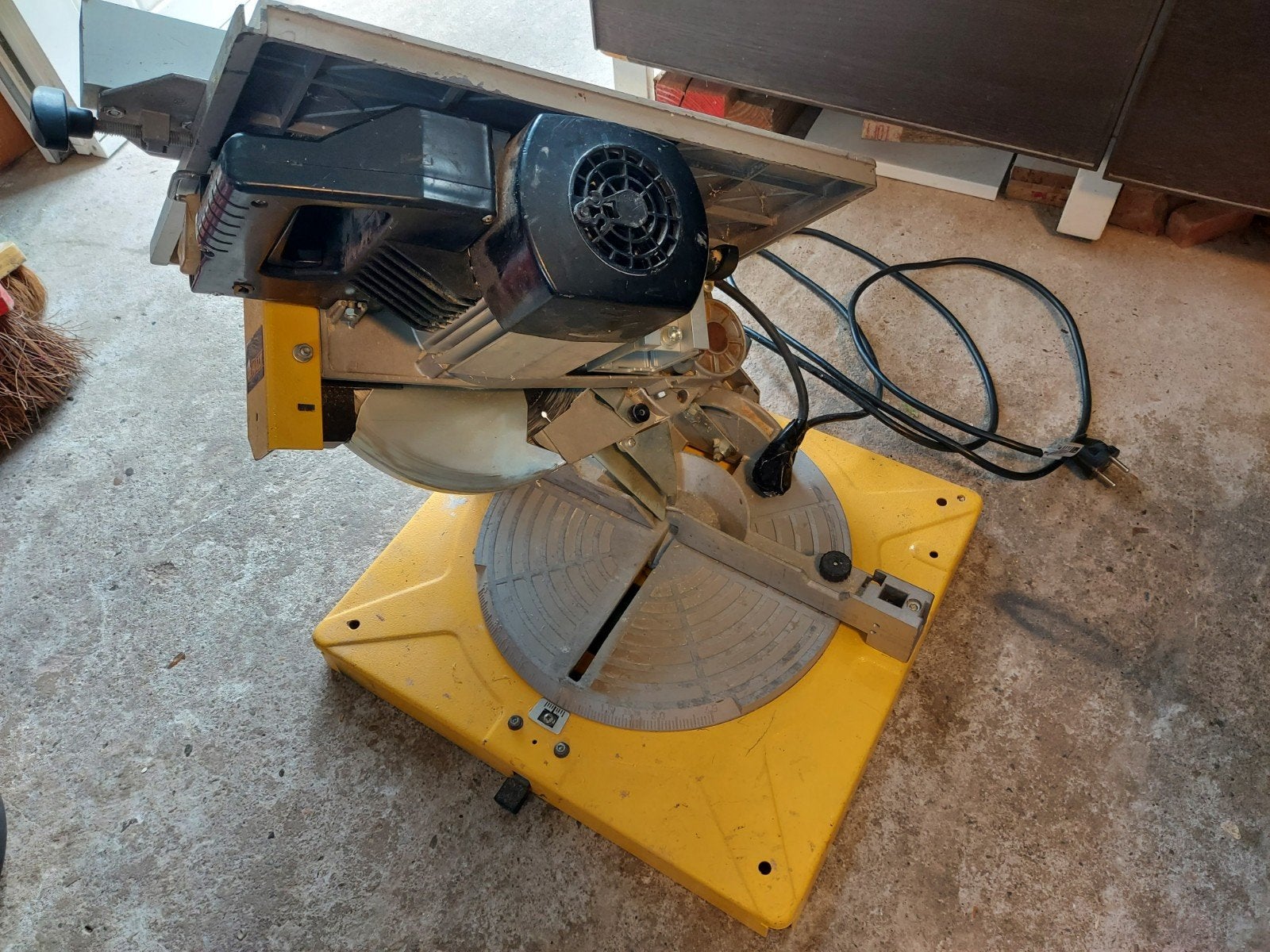 Afkort en verstekzaag met zaagtafel en 9 extra zaagbladen, Ophalen, Gebruikt, 1000 watt of meer, Overige typen