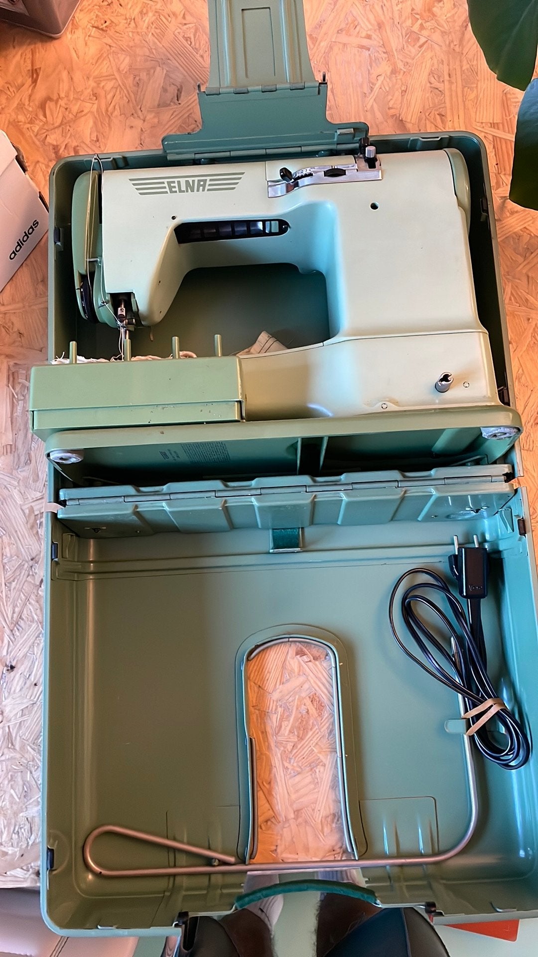 Elna elektrische naaimachine in koffer, Antiek en Kunst, Ophalen