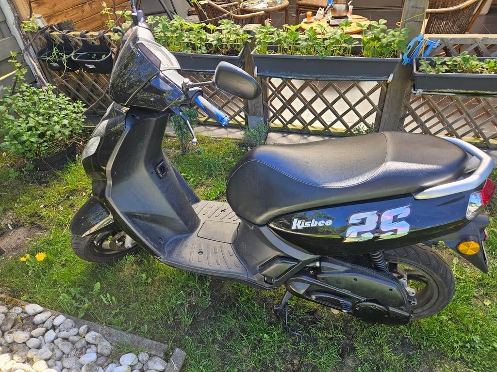 À vendre : Peugeot Kisbee 2015 (50cc — 2 temps) 
Très p, Enlèvement