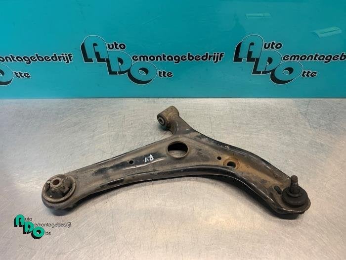 Bras de suspension avant droit d'un Toyota Yaris (Yaris 1 02, -, 3 mois de garantie, Toyota, Utilisé