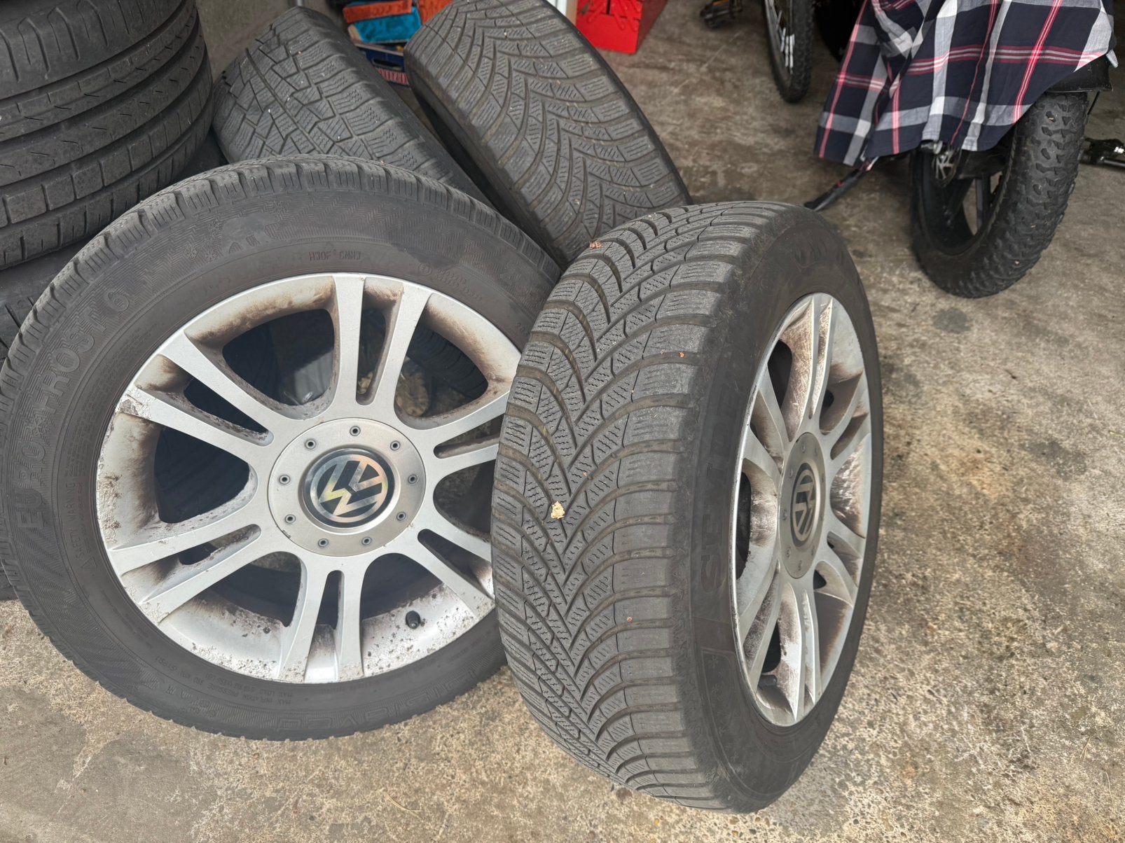 Originele vw velgen 5x112 205/55/R 16 H met winterbanden 6mm, Pneus et Jantes, Pneus hiver, 16 pouces, Véhicule de tourisme